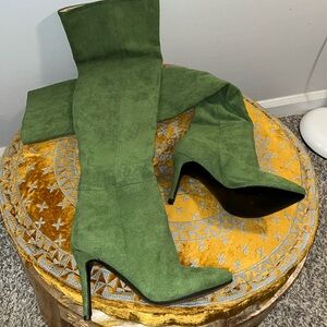 Never worn Victoria Secret Colin Stuart, green, suede, heeled boots